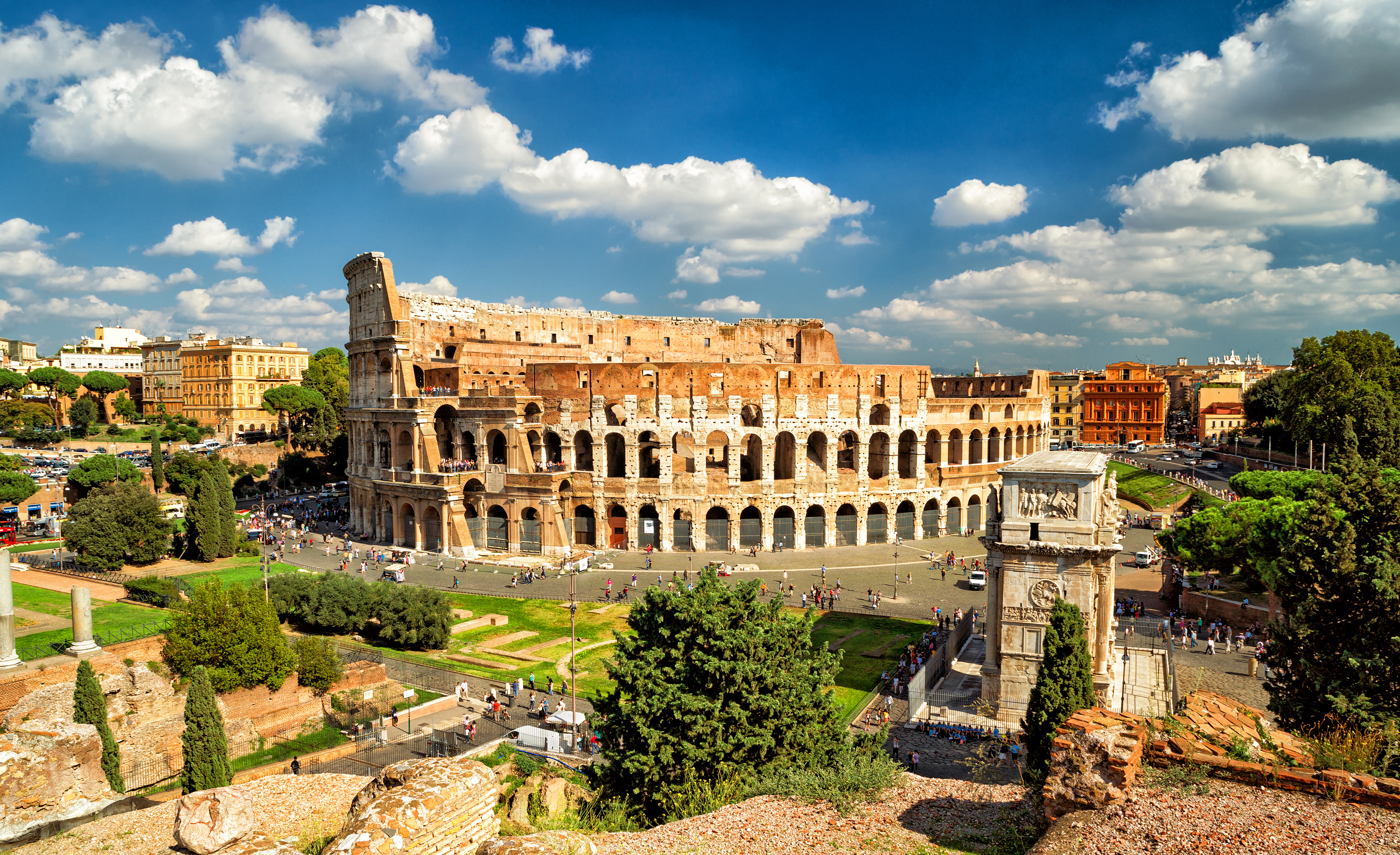 The Italian capital, with a history spanning more than 28 centuries, is also home to the city-state of the Vatican, enclosed within its territory. To run in Rome is to admire its countless wonders, following the meanders of the streets and time.