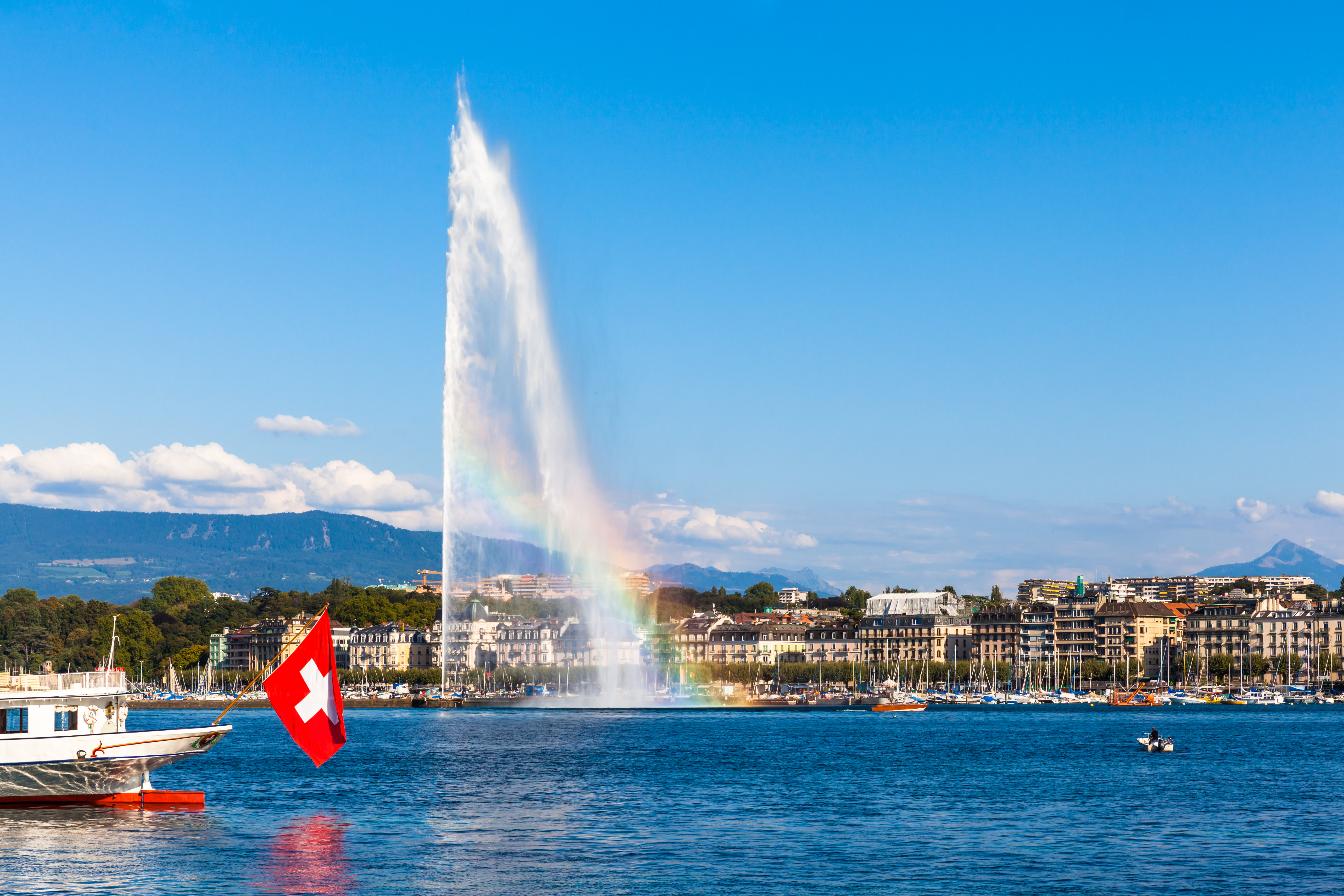 Situated at the south-western end of Lake Geneva, Geneva is the second city in Switzerland, and hosts the largest number of international organisations in the world. Visitors coming to Geneva for a run will admire, among other things, its water fountain, symbol of the city.