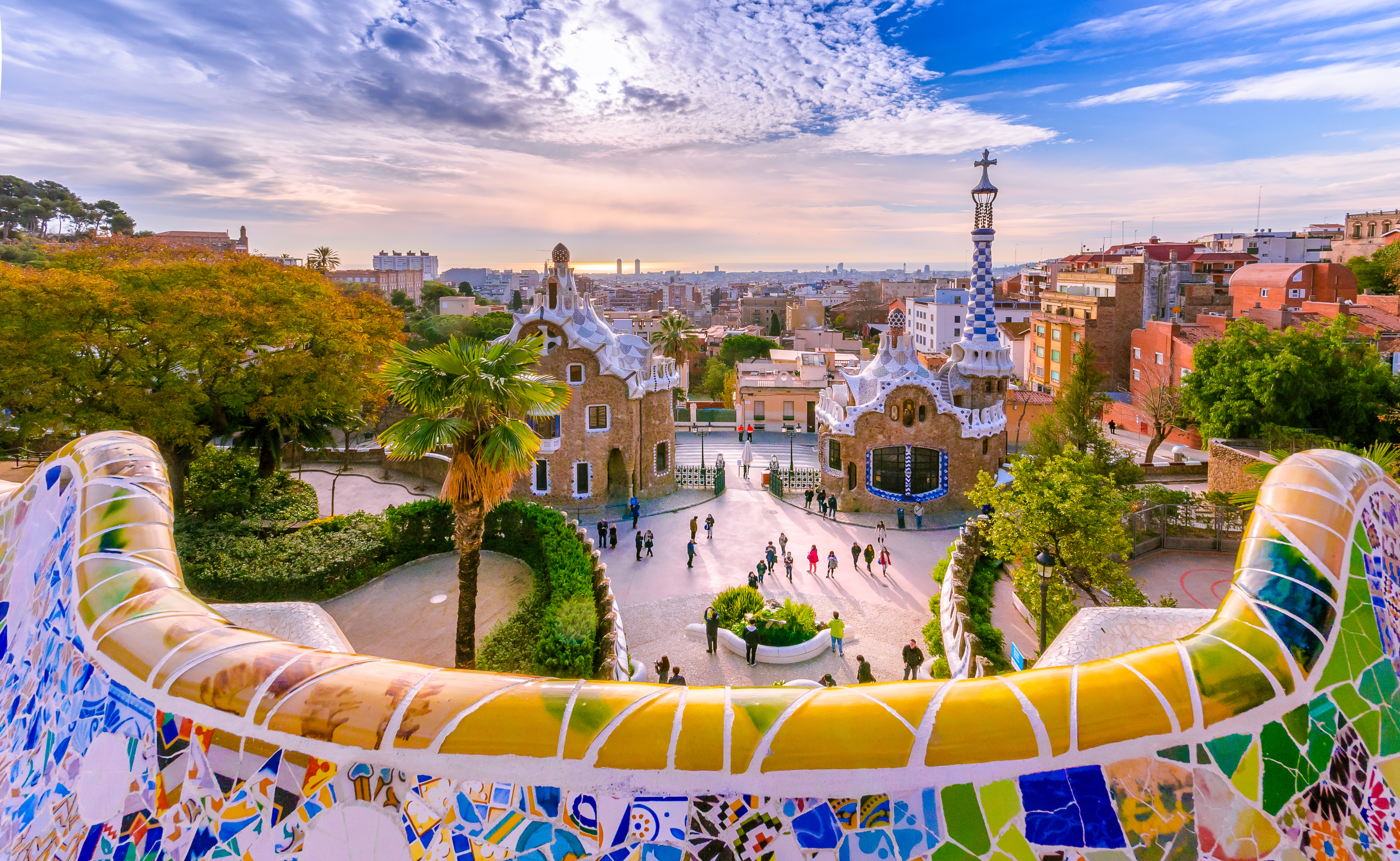Running in Barcelona, between the Parc Guëll and the Sagrada Familia, will take you to a veritable open-air museum dedicated to Gaudi's works. The city is full of majestic historic buildings, and its modern waterfront mixes tourists and surfers alike.