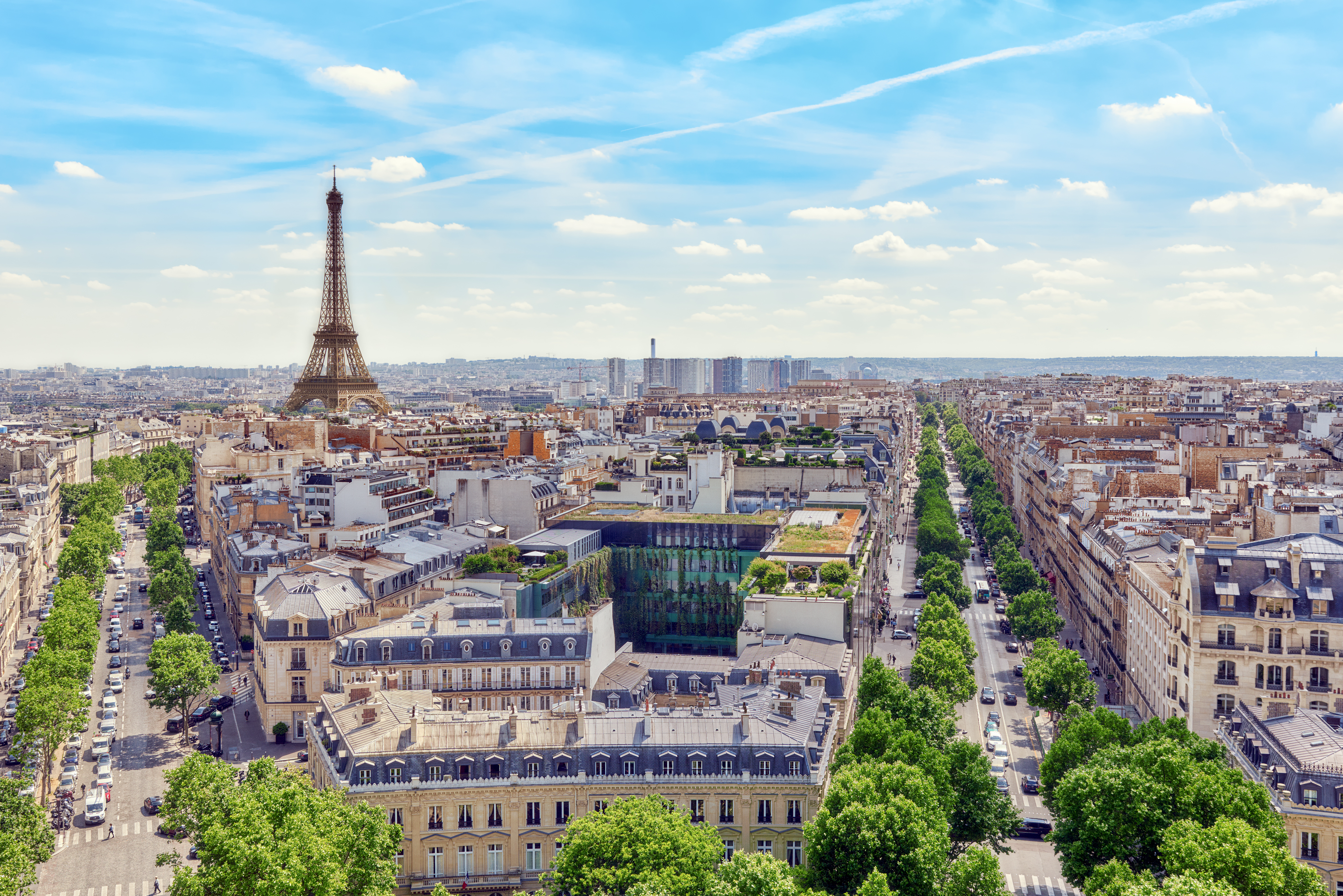 Ranked in 2017 as the "most elegant city in the world", the French capital is the architectural and cultural symbol of the country. To run in Paris is to live in the heart of this fashion capital filled with world-famous monuments, from the Eiffel Tower to the Arc de Triomphe.