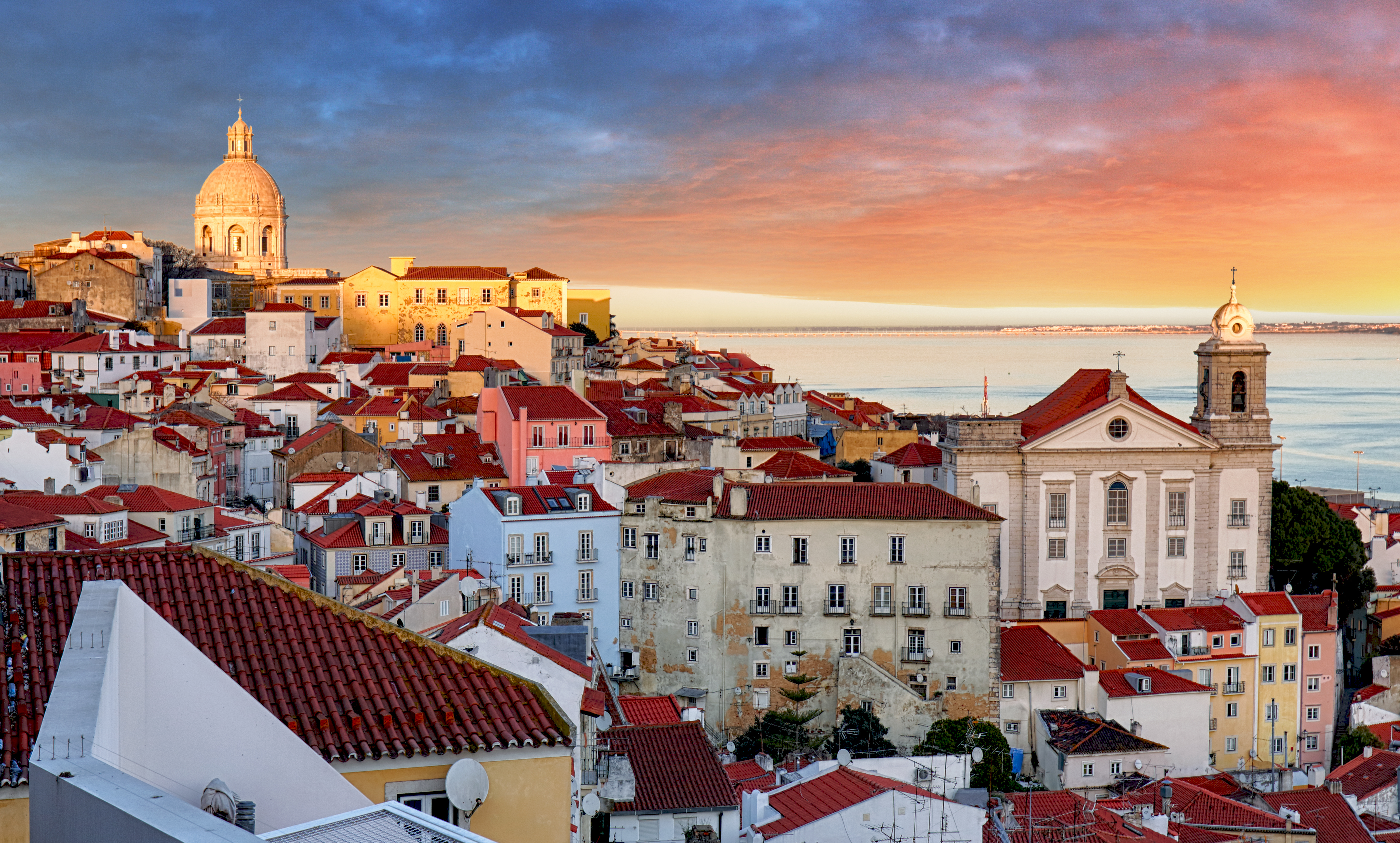 The Portuguese capital, located at the mouth of the Tagus River, boasts impressive vestiges of medieval architecture. Running in Lisbon means enjoying the coolness of the seaside, admiring the Belem Tower or the sumptuous Hieronymites monastery.
