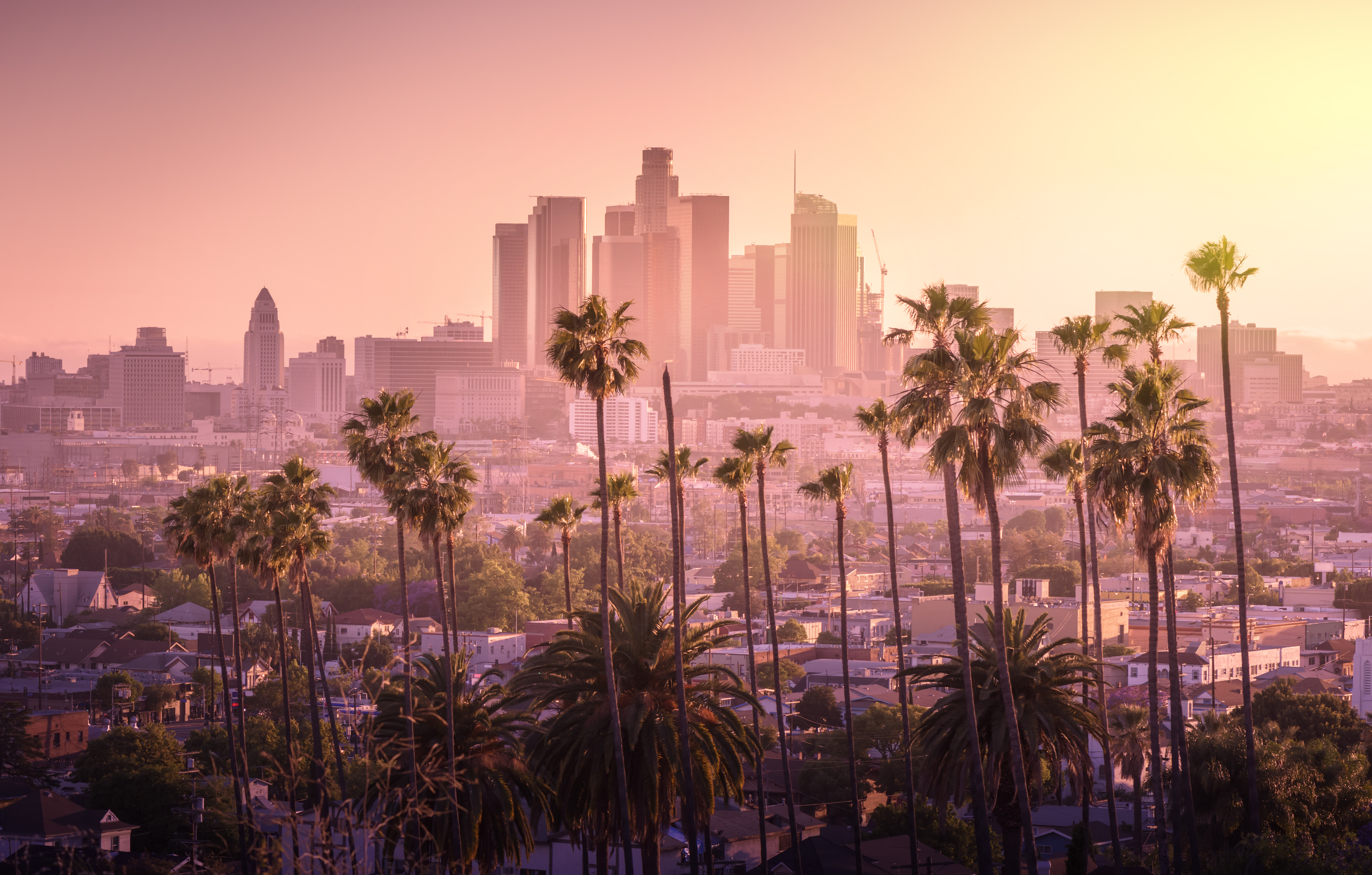 Los Angeles, the second largest city in the United States, is a sprawling city that stretches from the San Gabriel Mountains to the Pacific Ocean. It is therefore possible to run in Los Angeles, ski and swim in the same day!