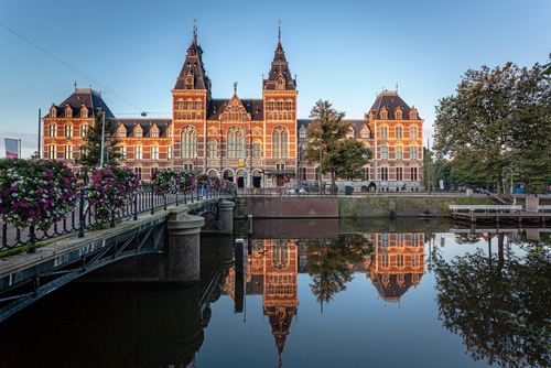 Discover the museum district and the Vondelpark along this invigorating route in western Amsterdam.