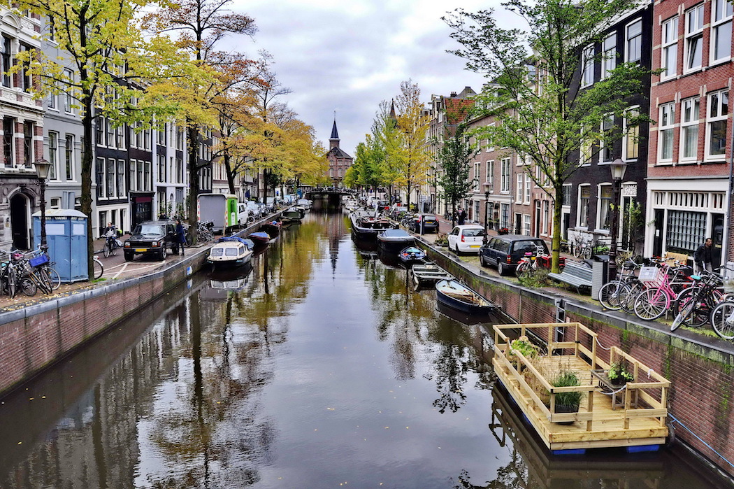This charming 5-kilometre route will take you through Amsterdam’s historic centre. Let’s discover the city's museums, churches and, of course, its famous canals.