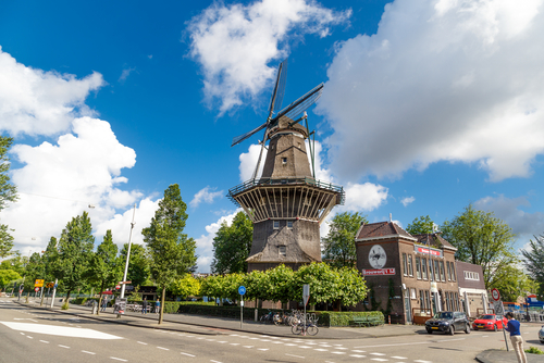 This route will take you on a tour of the most beautiful places in the Eastern district of Amsterdam, from the De Gooyer Windmill to the botanical garden, passing by the Eastern Islands.