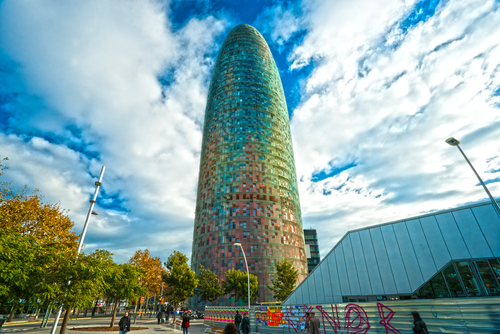 The Poblenou neighbourhood is a pretty mix between old and new. Explore this in passing by the Glòries tower, the Rambla del Poblenou and the Diagonal Mar park.
