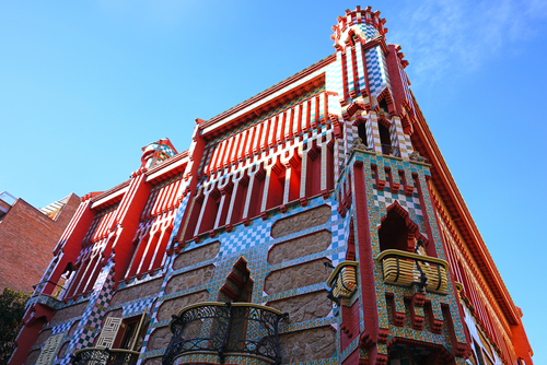 Running through this area will introduce you to both Gaudí's first work in Barcelona, and his last! From Casa Vicens to Park Güell, passing by the Carrer de Verdi, you're bound to love the village charm of this pretty neighbourhood.