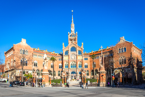 Discover the Gràcia district and its exceptional heritage, from the Sant Pau Hospital to Plaça de la Virreina to Park Güell.
