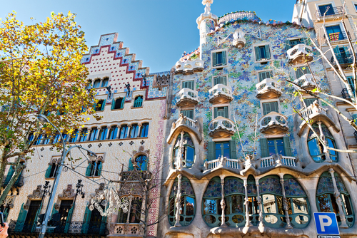Want to know more about Barcelona's most remarkable architectural style? Set off to discover the most iconic modernist buildings!