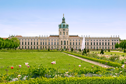 Discover the delightful neighbourhood of Charlottenburg, which was once a town in itself! From the iconic Kurfürstendamm Street to the famous radio tower, via the Charlottenburg Palace, Berlin will not cease to amaze you!