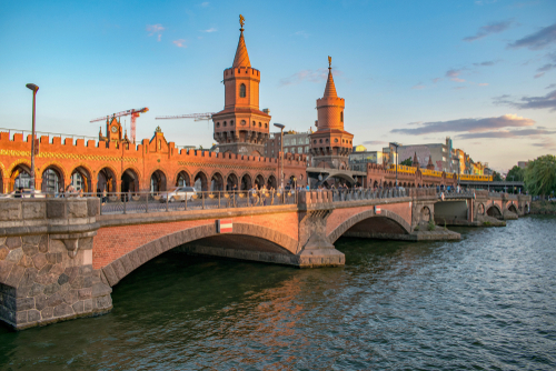 Follow the River Spree, admire the famous East Side Gallery and the Molecule Man sculpture, cross the magnificent Oberbaum Bridge, and marvel upon the sight of the Church of Saint Thomas. Berlin will not keep its secrets from you on this richly historical route!