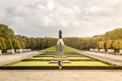 It's time to conquer the hipster district of Kreuzberg, and discover some of its most iconic monuments. The Soviet Memorial, the Molecule Man sculpture and the Südstern Church all feature in this route!