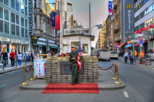 Cross Berlin's alternative district! From Checkpoint Charlie to the Philharmony, via Potsdamer Platz, you will learn a little more about Berlin's turbulent history.
