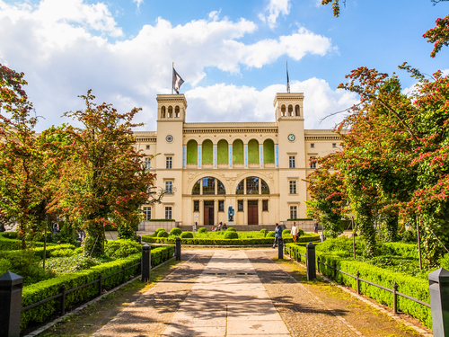 It's time to tackle the monuments in the Mitte district with a lengthy jog, from Hamburg Station to the Mauerpark and the Anti-Kriegs-Museum.