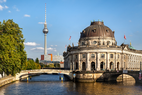 It's time for a route through Berlin's district of many monuments! You will discover the Museum Island, the Friedrichstadt-Palast and much more. On your marks, get set, visit!