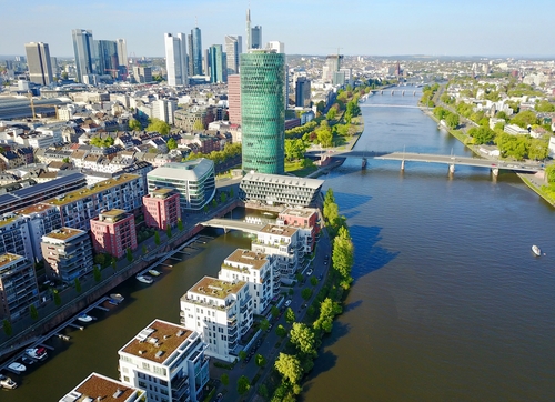 Discover the secrets of some of the most symbolic buildings in Frankfurt. The authentic Haus Wertheym, the modern Westhafen Tower and the charming Römerberg will reveal their secrets. 
