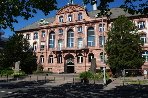 Cross the Westend district, among skyscrapers and posh houses. In particular you'll have the opportunity to learn more about Frankfurt's old opera and the Senckenberg Naturamuseum. 