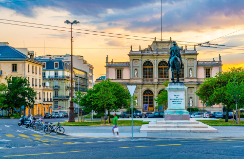 It is time for a tour around the centre of Geneva! The cultural centre of l'Usine, Rousseau island, and the Grand Théâtre will be pointed out to you in particular.