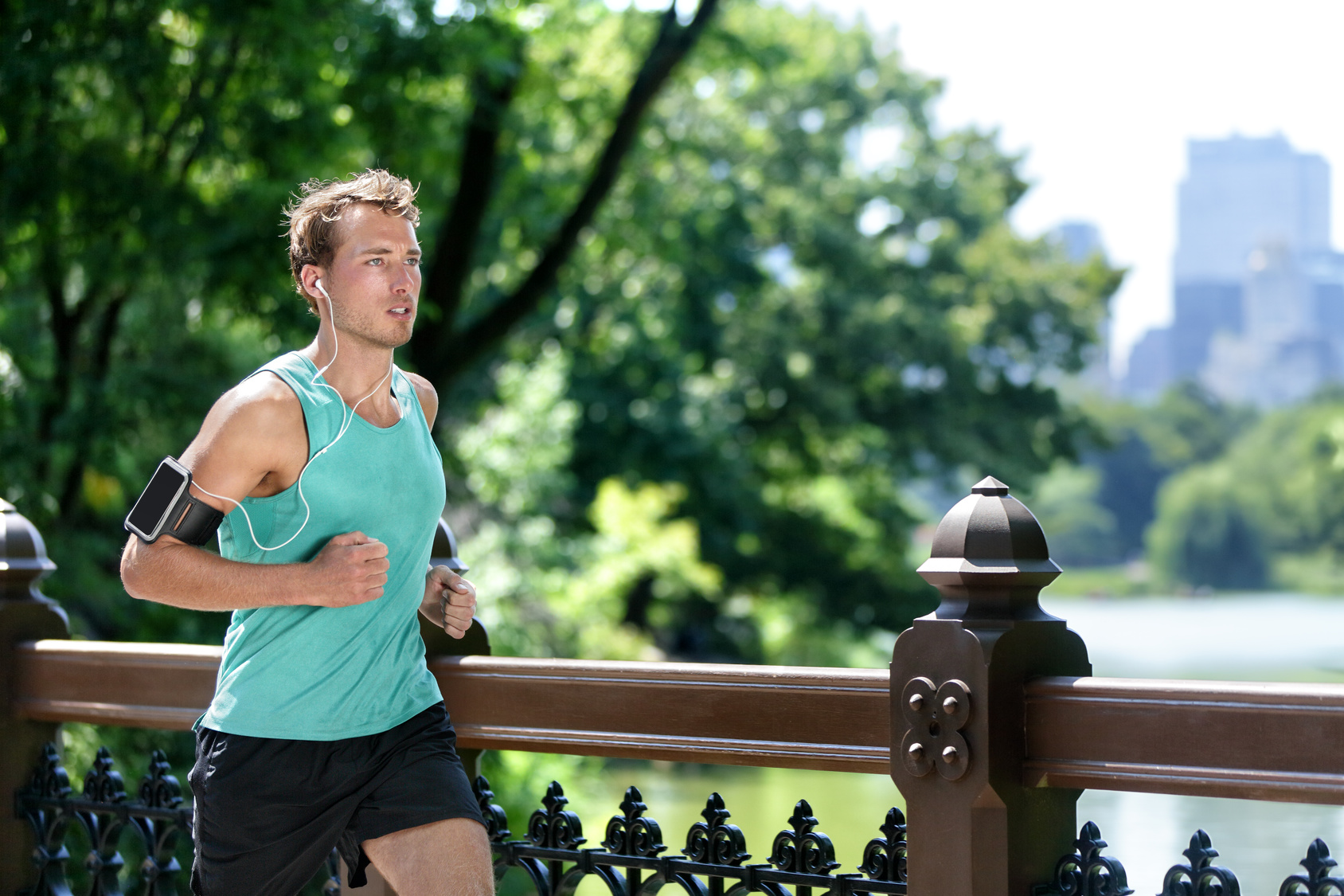 Why choose between the East and the Hudson rivers when you could have both? Take a stroll along New York's river banks, through the heart of Manhattan and Central Park for an unforgettable fitness route!