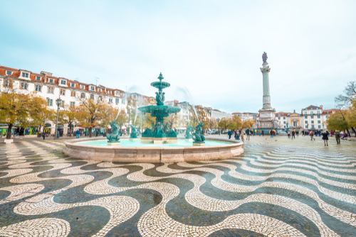 Discover the most beautiful streets and squares of the Portuguese capital. From Bairro Alto to Alfama, you will come across many of Lisbon's most popular areas, which will no doubt give you an insight into the city's character and authentic atmosphere.