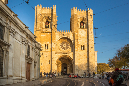 Discover the beautiful colours and stunning architecture of Lisbon, a city bombarded by the sun. On this Smart Run, we will guide you to the most famous sites in the city, such as the Praça do Comércio, Lisbon Cathedral and the City Hall.