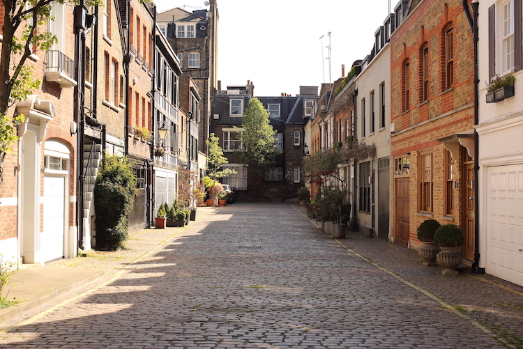 Ready for a colourful tour of Chelsea? This route will guide you from mews to mews, introducing you to the history of this charming British design. 