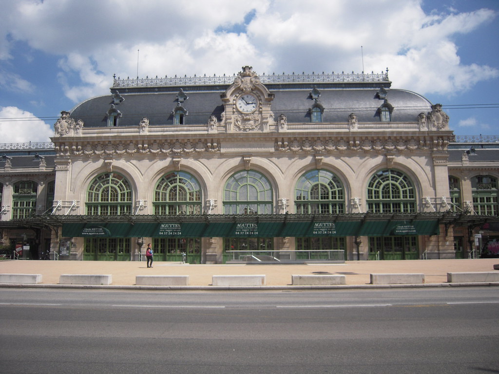 Let us guide you through the classy district of Brotteaux. Take a look at the former railway station and the historic lycée du Parc school, then cross the chic boulevard des Belges. 