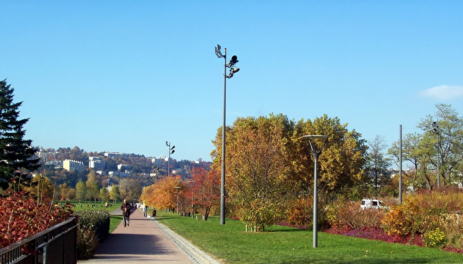 Ready to run in Gerland? Let us guide you along the banks of the Rhône River. Enjoy your run!