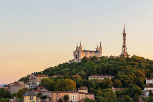 Time for a journey to the "hill that prays". From the iconic Basilica of Fourvière to the Gallo-Roman Theatre, this Smart Run will not disappoint. Time to work on the legs of your dreams, with countless stairs to take you to the top!