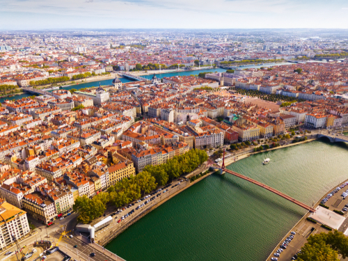 Explore the bustling heart of Lyon from one river to another. Passing through Lyon's Old Town, the peninsula, and the vibrant Guillotière district, this is the perfect route to show two different sides of Lyon, a historic city which is so full of life!