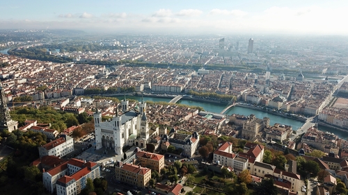 Discover every corner of Lyon's peninsular with this magnificent run along the banks of the Rhône and the Saône. 