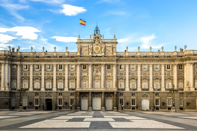 Discover Madrid with a tour of the Spanish monarchy's most historic monuments... On a route fit for a king or a queen, you will certainly feel like royalty! 
