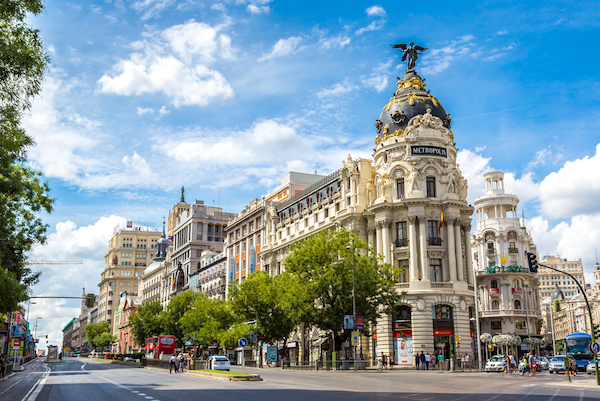 Enjoy a route through the heart of Madrid to discover some of its most iconic monuments: Puerta del Sol, Banco de España, Metrópolis, Teatro Real...