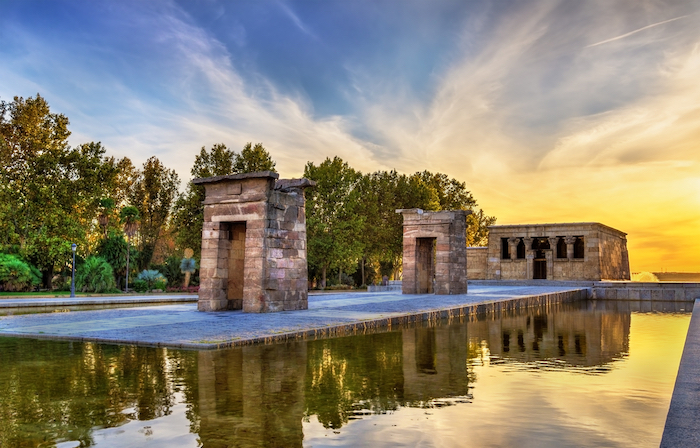Discover the neighbourhood of Chamberí, between the park and the town, passing through the Cuartel del Conde Duque, with a quick detour through the Parque del Oeste and the Temple of Debod.