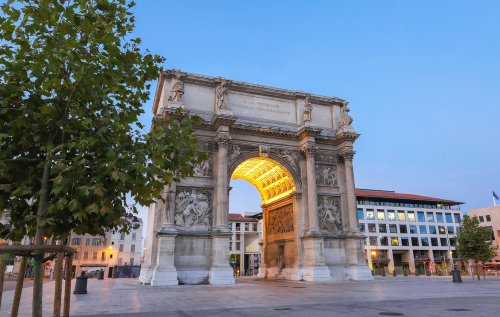 Go and discover some of the must-see monuments of Marseille's 1st district. You'll come across the church of Saint-Vincent-De-Paul, The Palais des Arts, and the arc de triomphe of Jules Guesde square.