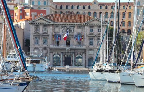Visit the Old Port and the area around it, for a full visit of the historic centre! Look out for The Palais Monthyon, the Noailles quarter, The Hôtel-Dieu, and the Palais de la Bourse in particular along the way.