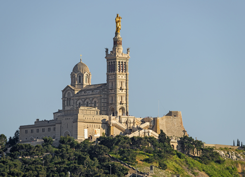 Marseille was founded by the Greeks 2600 years ago, making it one of the oldest towns in France. So, no wonder there are so many amazing landmarks! In just 15km, you'll travel back in time as you venture round the town's most iconic monuments, such as the Longchamp Palace.