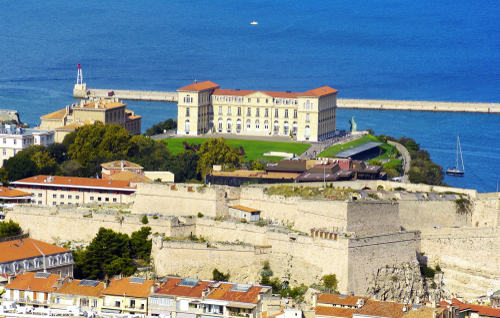 Go along the new edges of the Old Port, from the Palais du Pharo to the Opéra de Marseille. On your way, the Abbey of Saint Victor and the Honoré d'Estienne d'Orves Avenue will tell you their story.