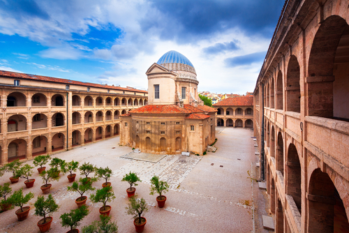 Enjoy the charming authenticity and pretty little side streets of the oldest neighbourhood in Marseille, from the quays of the old port to the symbolic Old Almshouse.