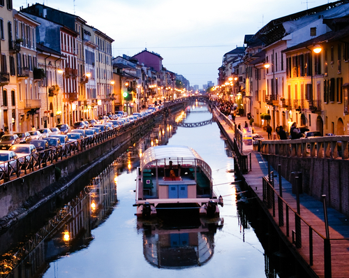 Discover the various beautiful sights of the capital of the Lombardy region. This route will let you in on many of the secrets of the Duomo, the Galleria Vittorio Emanuele II, the Navigli, and many other Milanese landmarks.