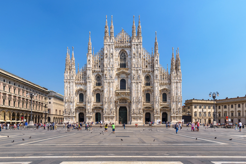 Run past the world-renowned landmarks of Italy's economic capital: the Duomo, the Scala Opera House, the Sforza Castle, as well as many stunning churches, museums and squares.