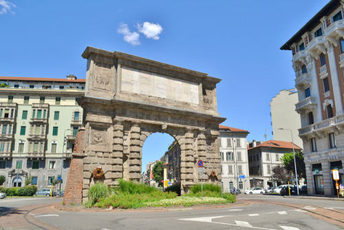 Let us guide you to the area of the Ca'Granda: The immense Velasca Tower, the unusual Chiesa di San Bernardino alle Ossa, the Rotonda della Besana and the Basilica di San Babila are just some of the monuments which feature!