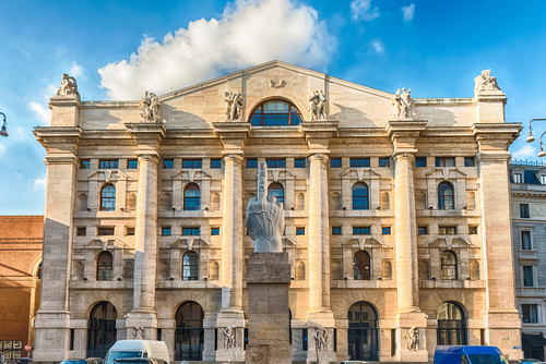 Let us guide you to the heart of Parco Sempione, across the Piazza Piemonte with its famous "skyscrapers", to the imposing Palazzo Mezzanotte where you will find the Milan Stock Exchange. 