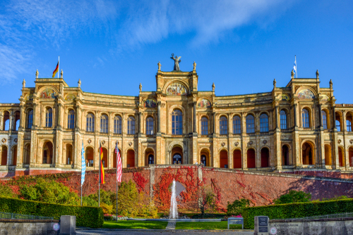 This route will allow you to discover the east of Munich. What's in store? An ancient medieval gate, a royal avenue and a 19th-century palace. Time to dive into the city's history!