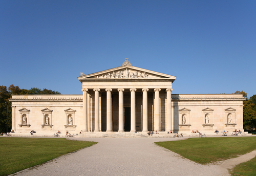 Set out to conquer the city's museums with a short route. Discover Munich's three pinacothecas, the Glyptothek and the Lenbachhaus. Don't forget a quick trip to the Old Botanical Garden!