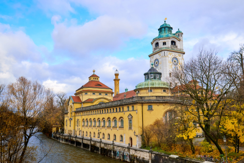 From the cultural centre of Gasteig, to the Müller’sche Volksbad pools, via the medieval Isartor gate, discover the southeast of Munich, an area crossed by the River Isar. 