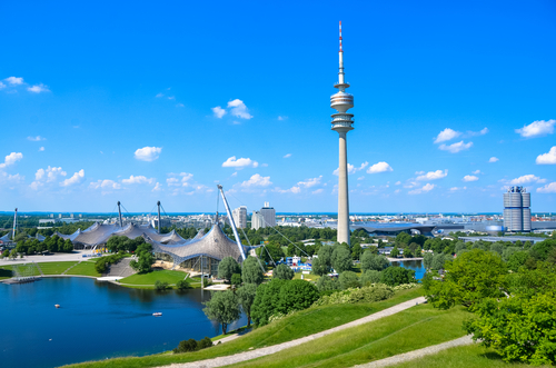 This route will take you on a beautiful journey through the sporting and automotive history of Munich. En route, you will come across the BMW Museum, the Olympic Park, the Olympiaturm radio tower and the Olympic Stadium. 