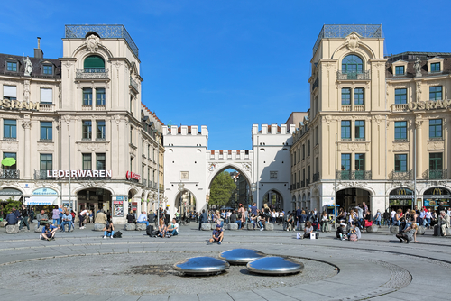 Explore the culture in the centre of Munich with this touristic route. You will come across Odeonsplatz, the Karlstor, the Beer and Oktoberfest Museum and Saint Peter's Church. 
