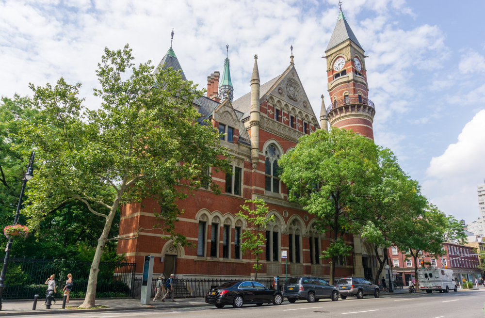 From the banks of the Hudson River to Washington Square, explore the Bohemian district of Greenwich Village. We reckon you'll be won over by this charming little village. 