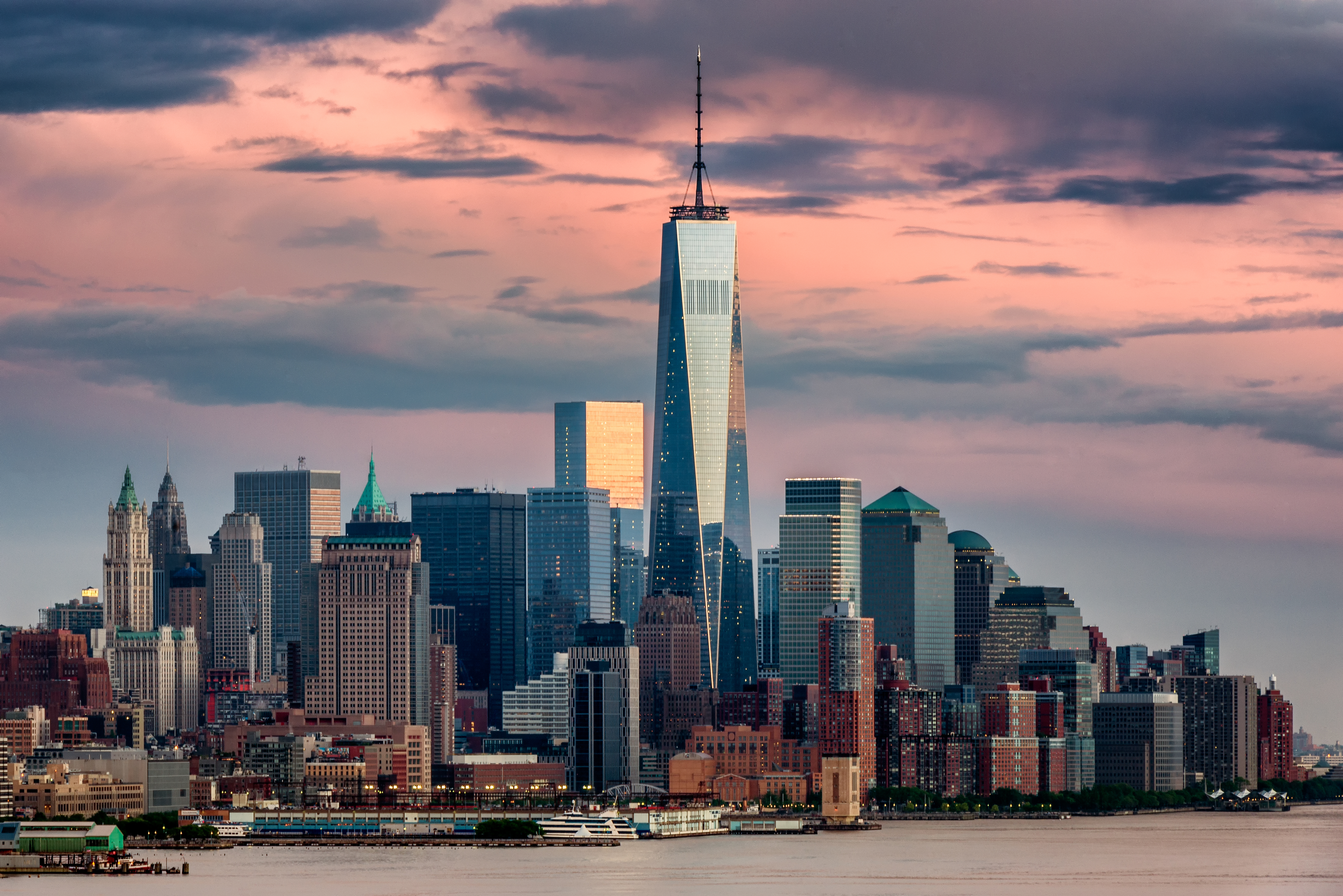 Welcome to Lower Manhattan, the most southerly district on the island. On this route through a few pages of history, you will cross Wall Street and discover the One World Trade Centre, as well as the 9/11 memorial.